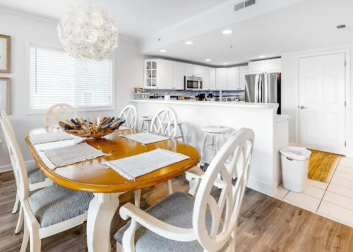 Holiday home Renovated Corner With Ocean View Balcony Fireplace & Shared Pool Ocean City