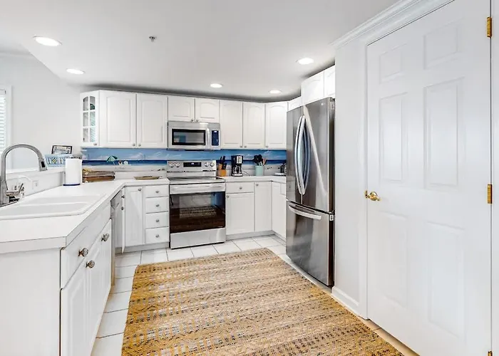 Renovated Corner With Ocean View Balcony Fireplace & Shared Pool Holiday home *