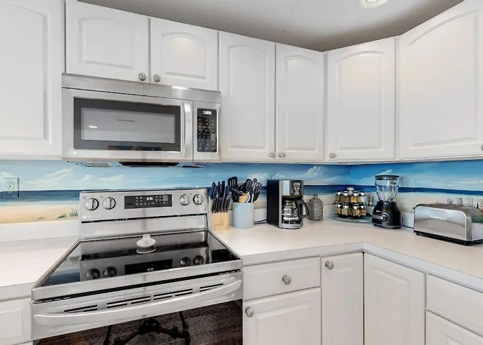 Holiday home Renovated Corner With Ocean View Balcony Fireplace & Shared Pool *