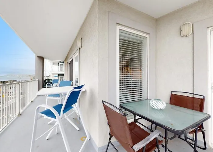 Renovated Corner With Ocean View Balcony Fireplace & Shared Pool Holiday home